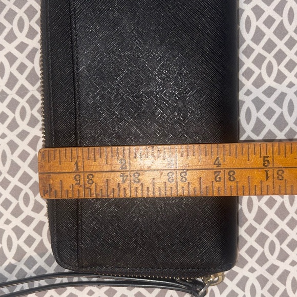 Kate Spade NY Wristlet Black Saffiano Leather 3 Pockets 6 Cards + Check Book GUC - Picture 9 of 10
